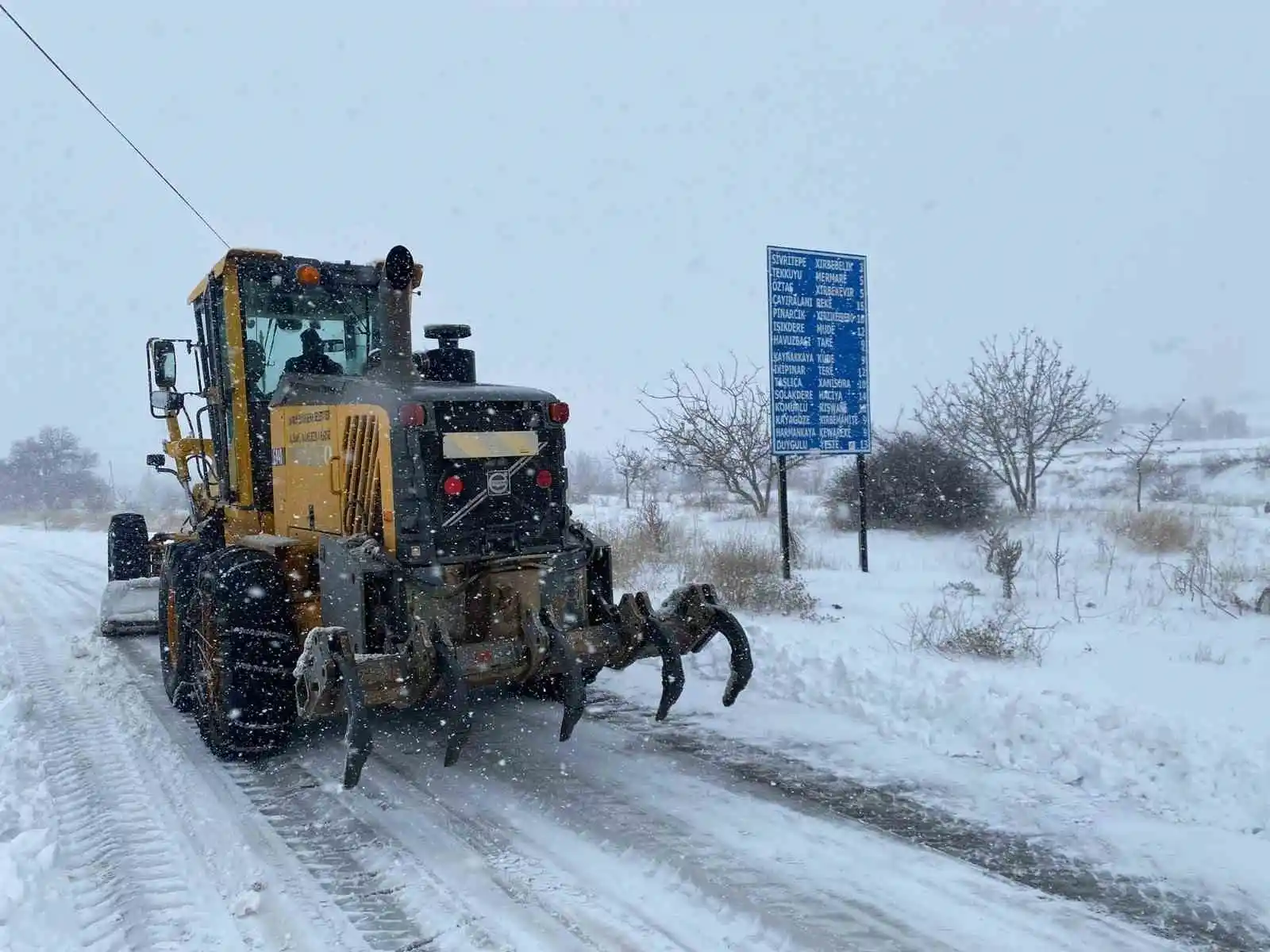 Mardin'de yolu kapanan 172 mahalle için ekipler çalışıyor