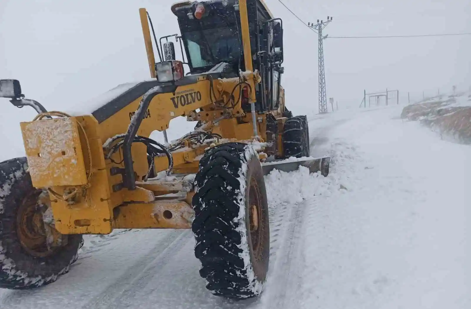 Mardin’de yolu kapanan 172 mahalle için ekipler çalışıyor
