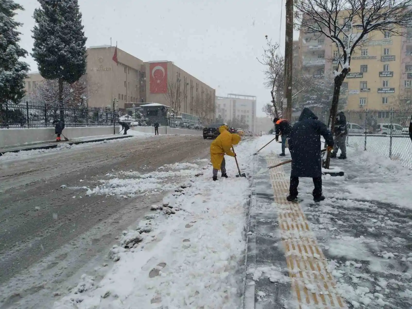 Mardin’de yolu kapanan 172 mahalle için ekipler çalışıyor