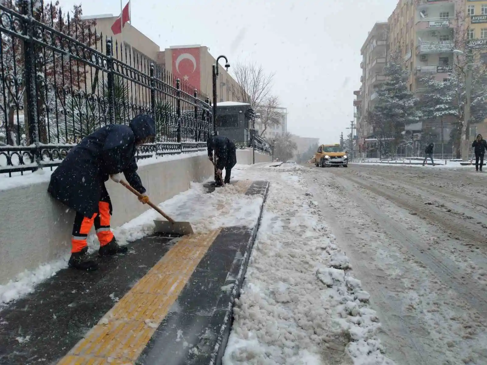 Mardin’de yolu kapanan 172 mahalle için ekipler çalışıyor
