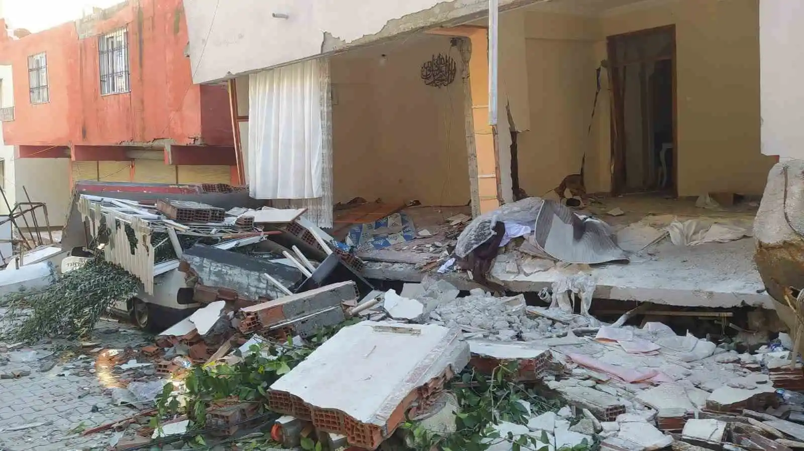 Marmaris Belediyesi ekipleri baba ve 3 kızını sağ olarak kurtardı