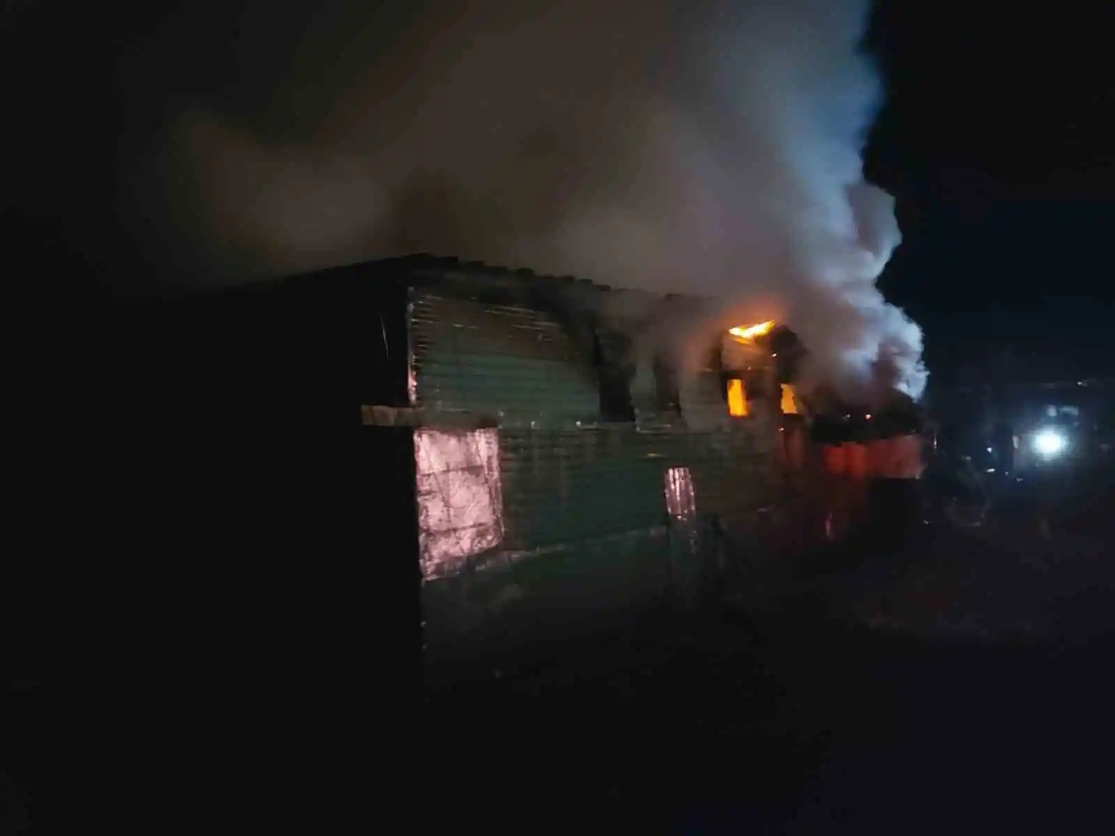 Marmaris'te prefabrik ev tamamen yandı
