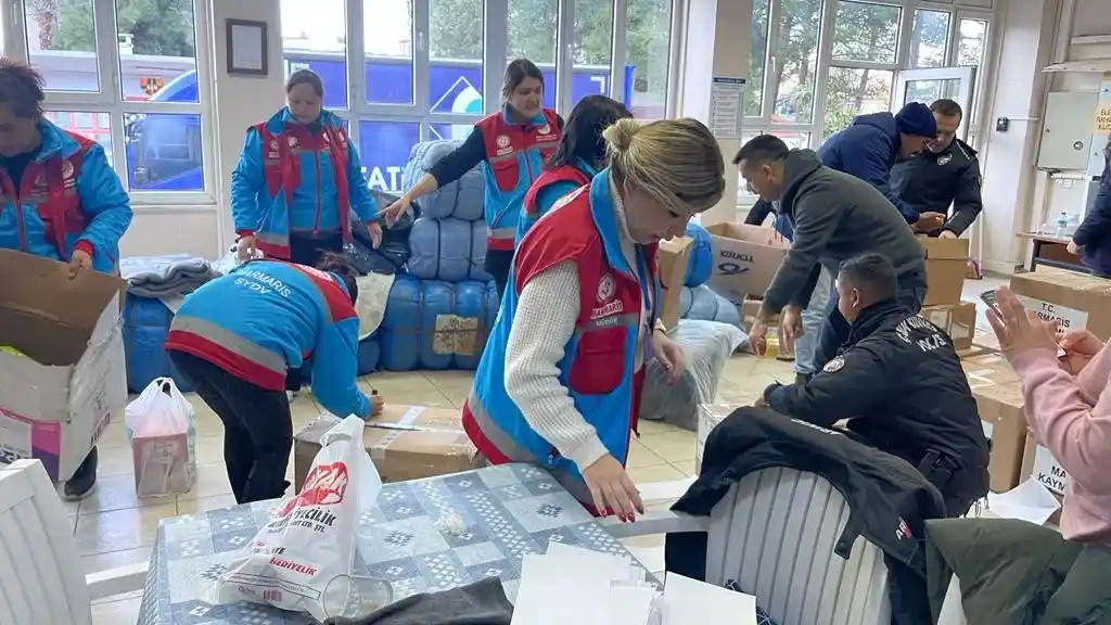 Marmaris tek yürek oldu, deprem bölgelerine yardımlar gönderilmeye devam ediyor
