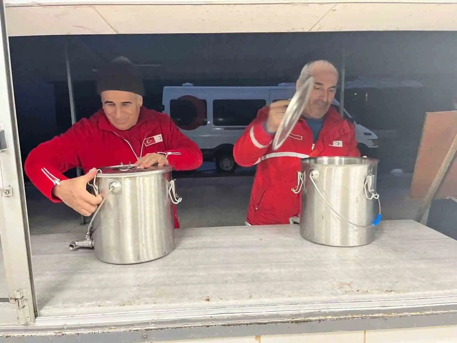 Mehmetçiğin pişirdiği ekmek ve çorbaları 39'uncu Mekanize Piyade Tugay Komutanlığı dağıttı
