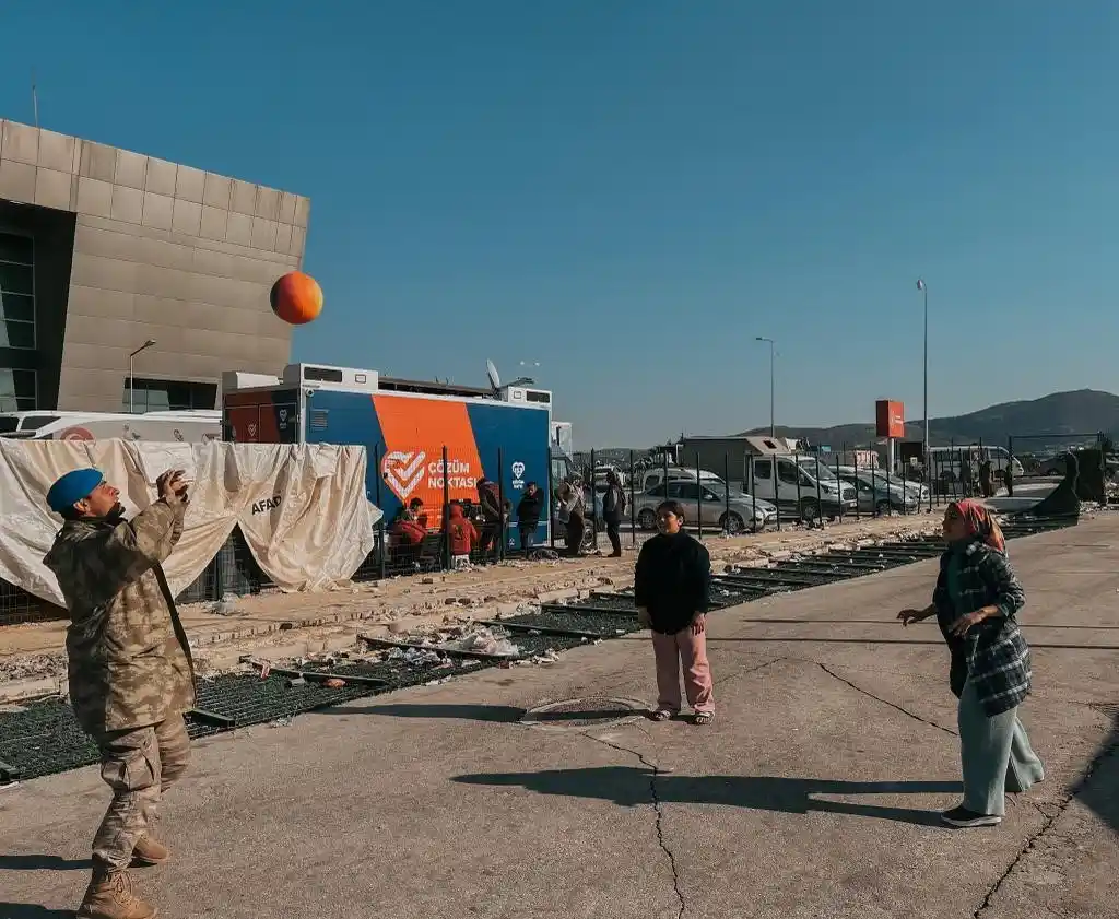 Mehmetçik çocuklarla yakından ilgilenmeye devam ediyor