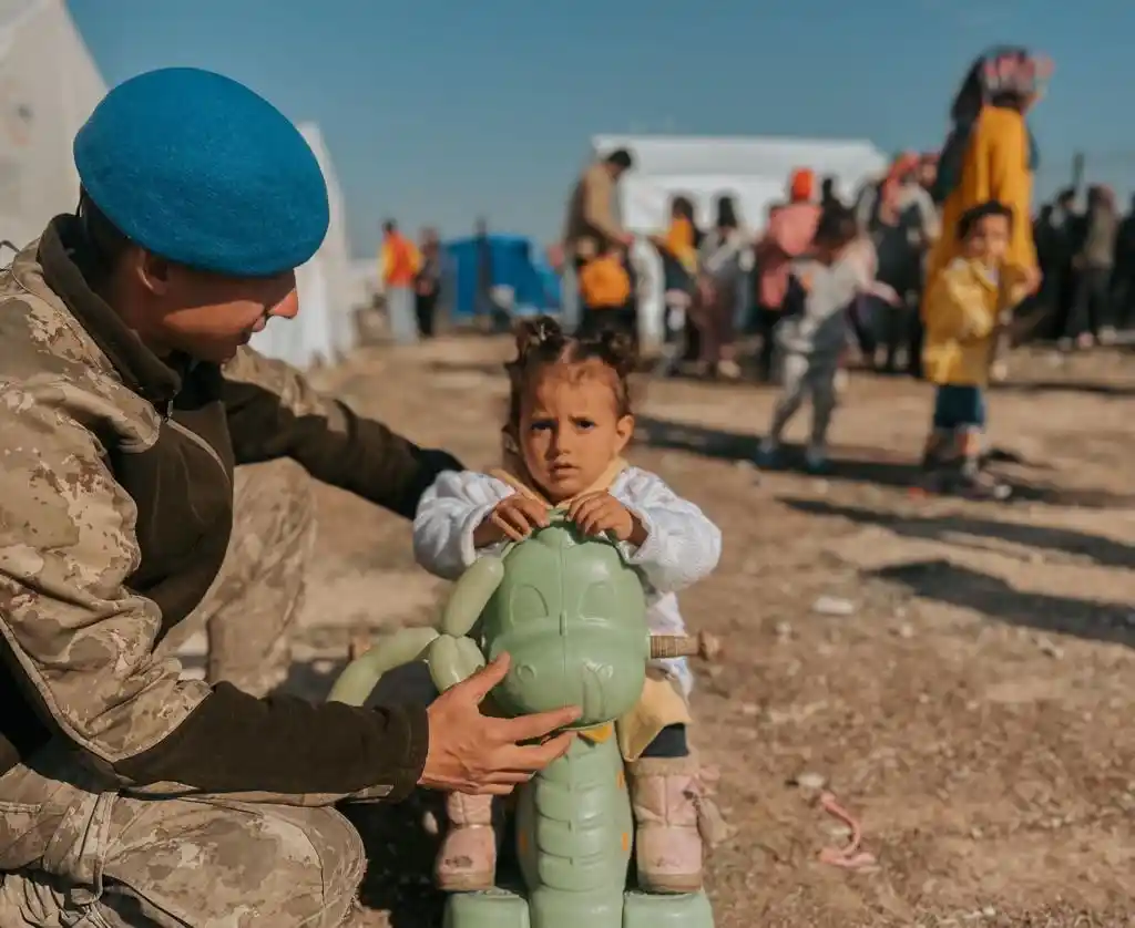 Mehmetçik çocuklarla yakından ilgilenmeye devam ediyor