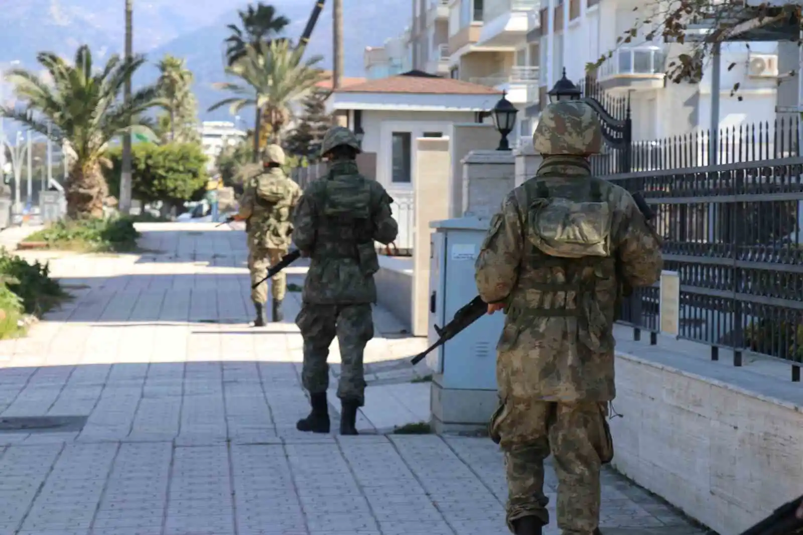 Mehmetçik deprem bölgesinde nöbette