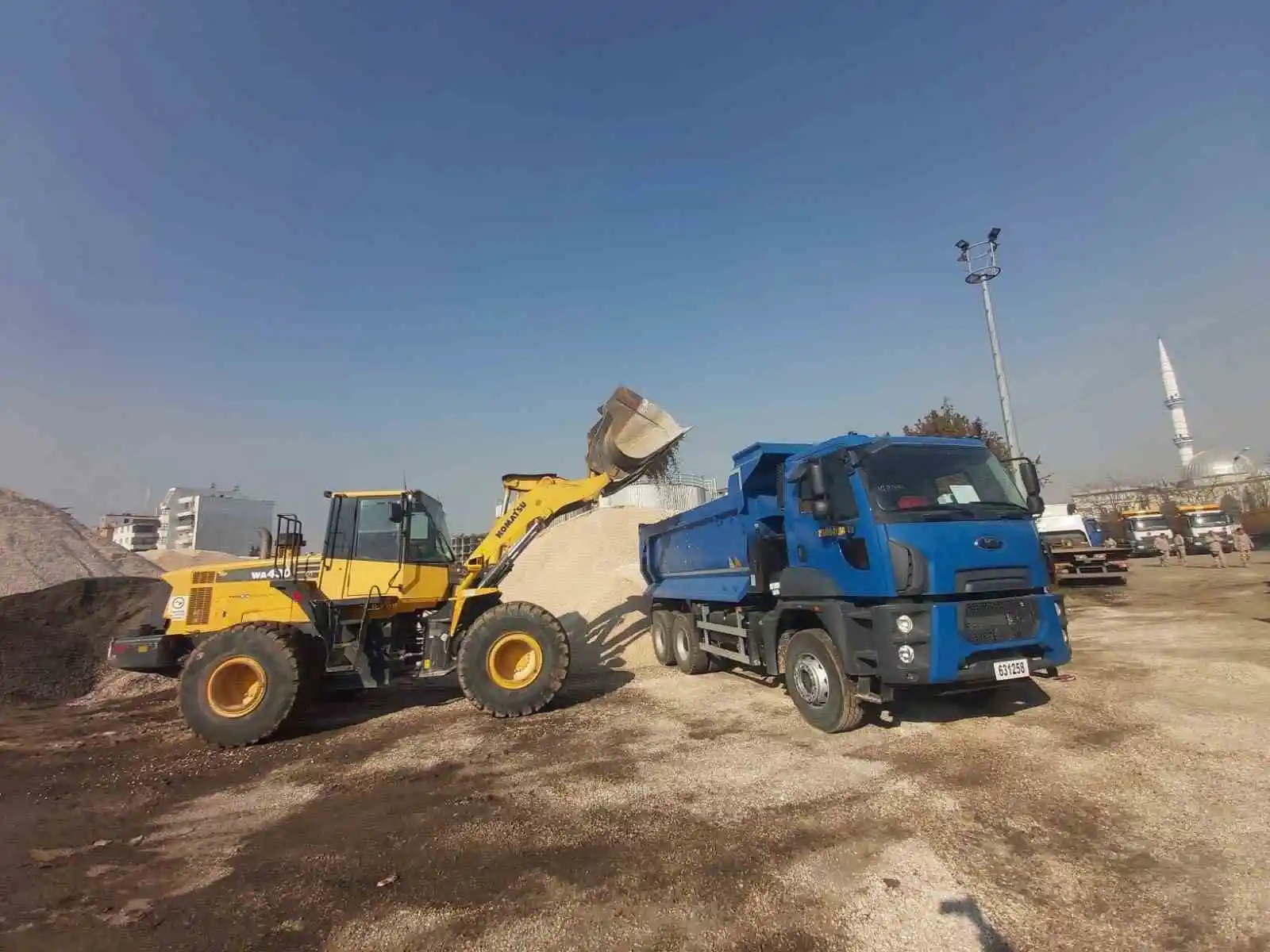 Mehmetçik enkaz kaldırma görevlerine devam ediyor