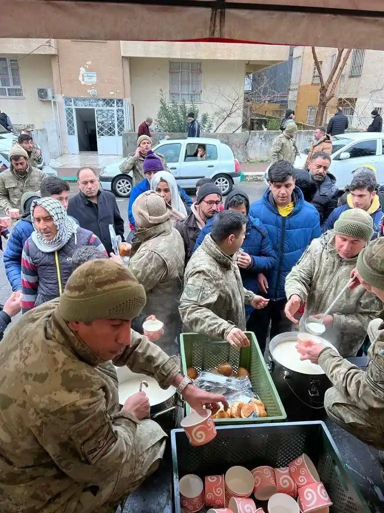 Mehmetçik’ten Malatya’da depremzedelere sıcak yemek desteği
