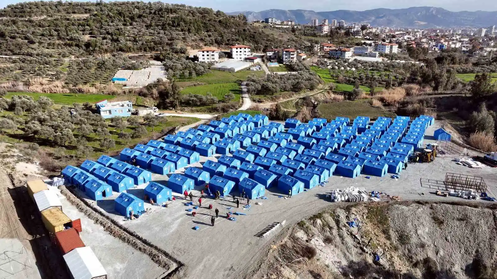 Mersin Büyükşehir Belediyesi Hatay'da bin 500 kişilik çadır kent kuruyor
