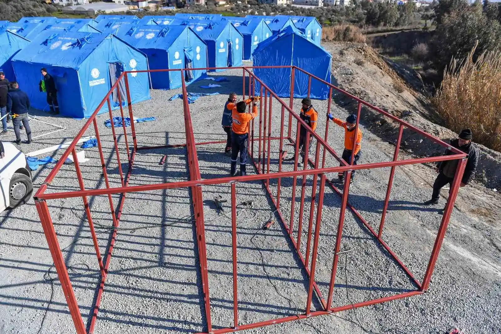 Mersin Büyükşehir Belediyesi Hatay’da bin 500 kişilik çadır kent kuruyor
