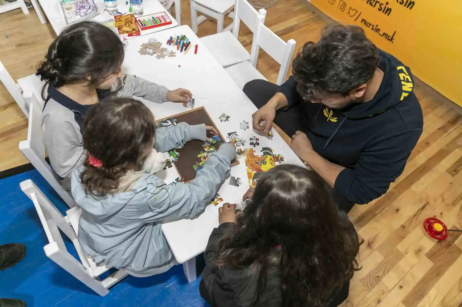 Mersin'deki depremzedelere psikolojik ilk yardımda bulunuluyor
