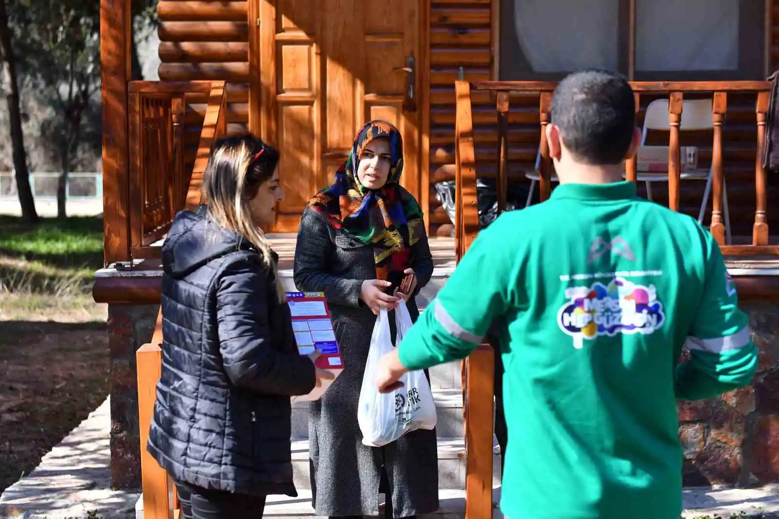 Mersin’deki depremzedelere psikolojik ilk yardımda bulunuluyor