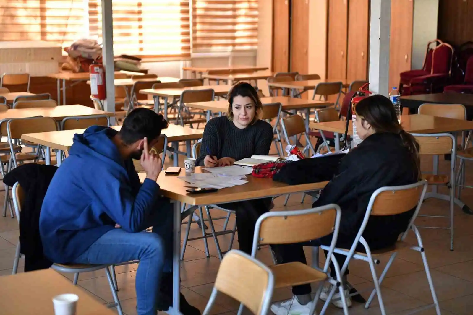 Mersin’deki depremzedelere psikolojik ilk yardımda bulunuluyor