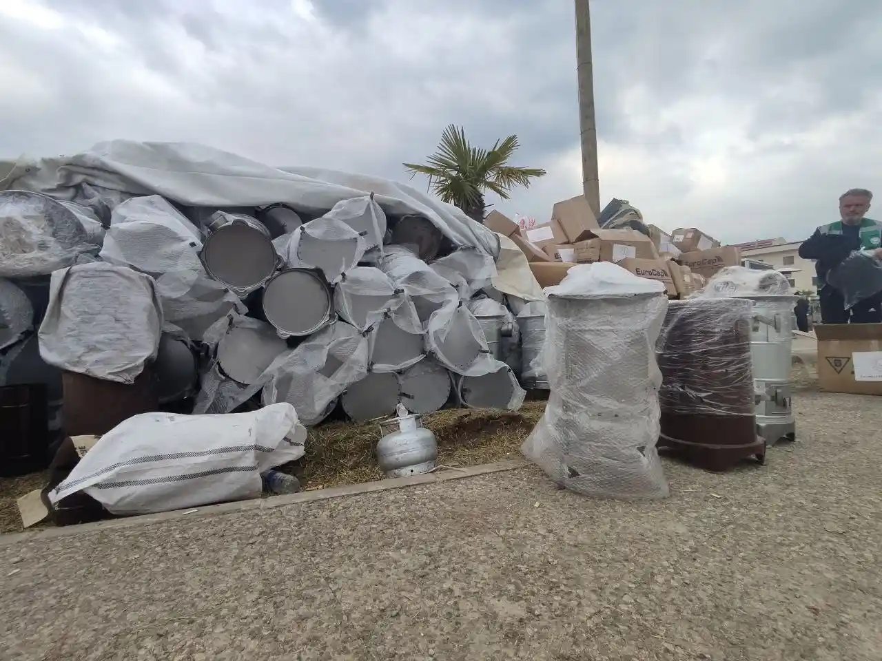 Meslek liselerince depremzedeler için üretilen ürünler çadır kentlerde
