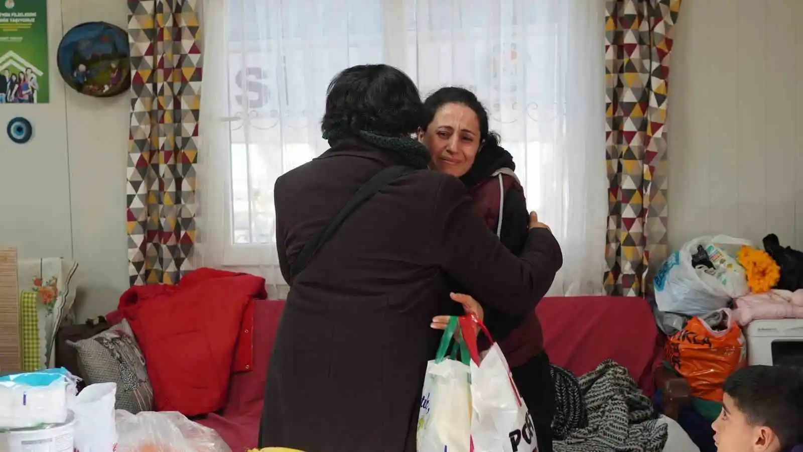 Mezitli Belediyesi Gönüllü Evi, depremzede aileye kucak açtı