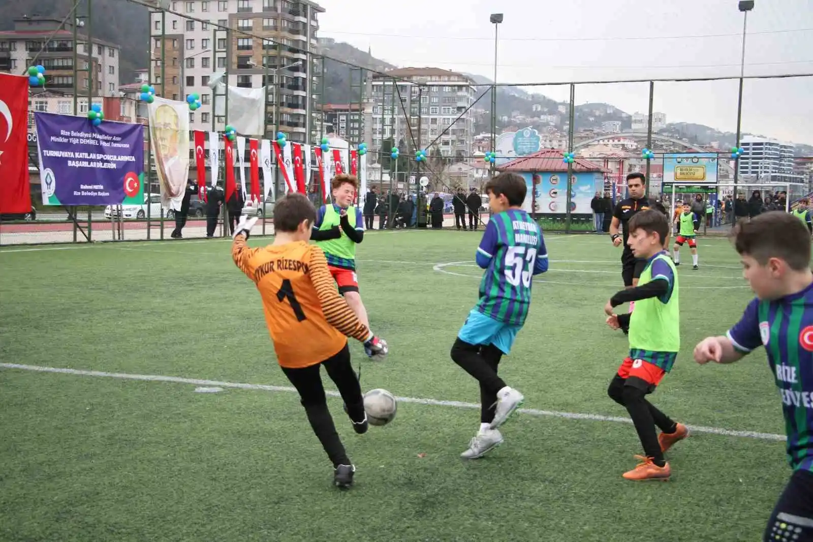 Minik futbolcular, Yiğit Demirel için top koşturdu
