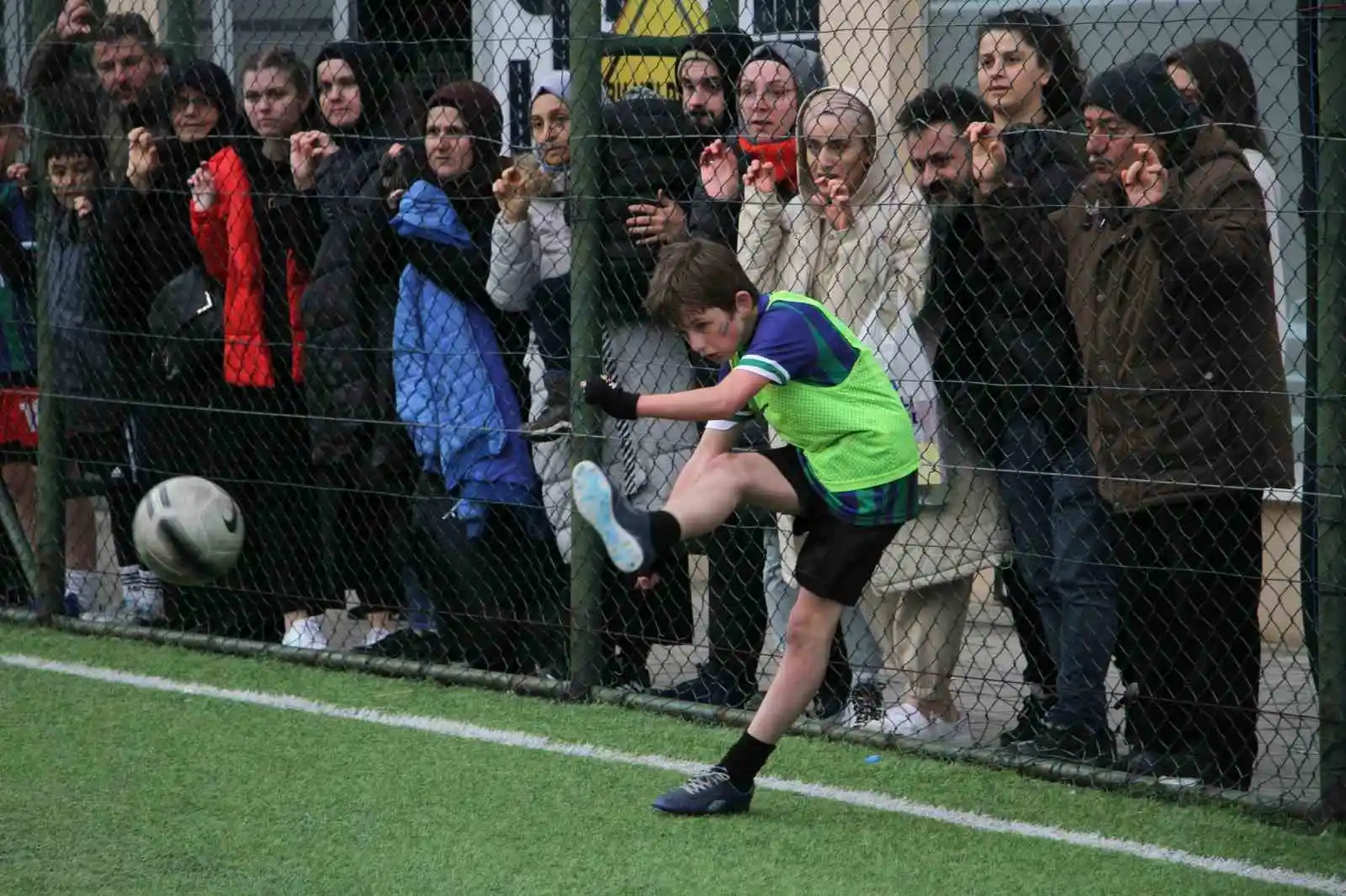 Minik futbolcular, Yiğit Demirel için top koşturdu
