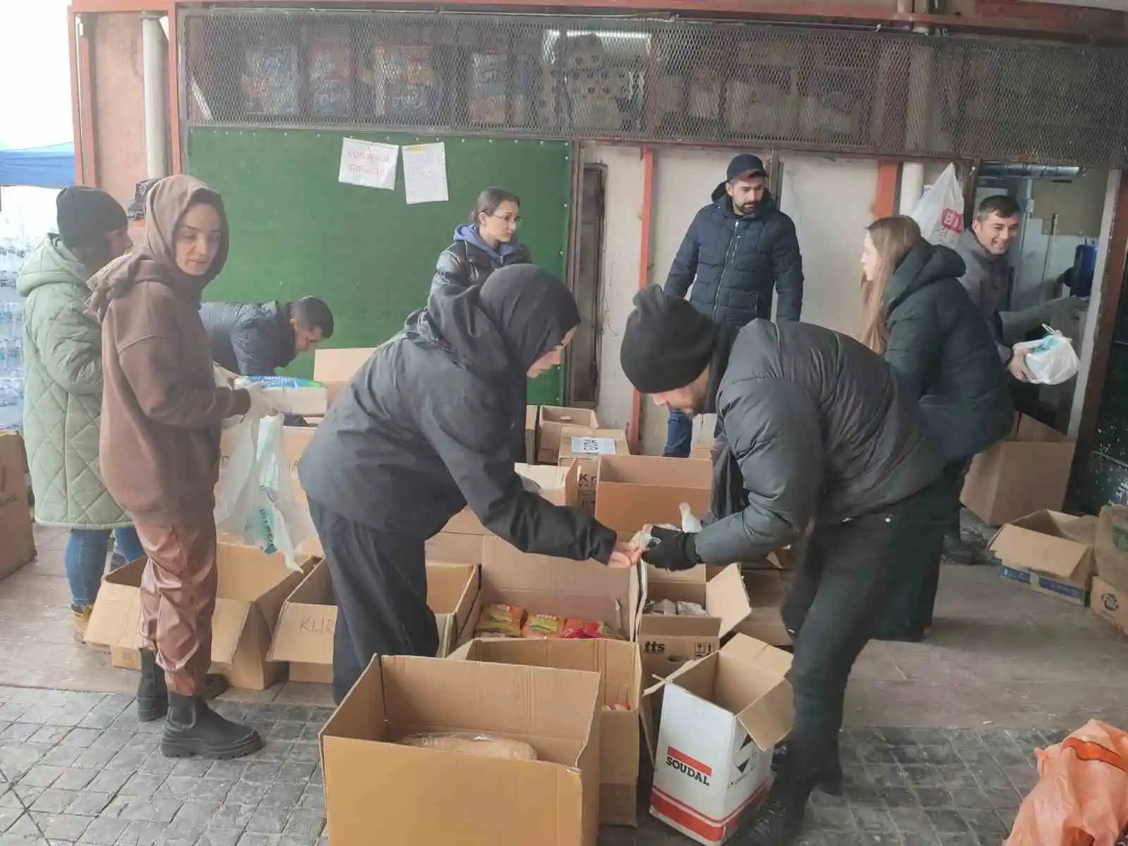 Minik yürekleri depremzedeler için attı: Gönderdikleri notla duygularını paylaştılar