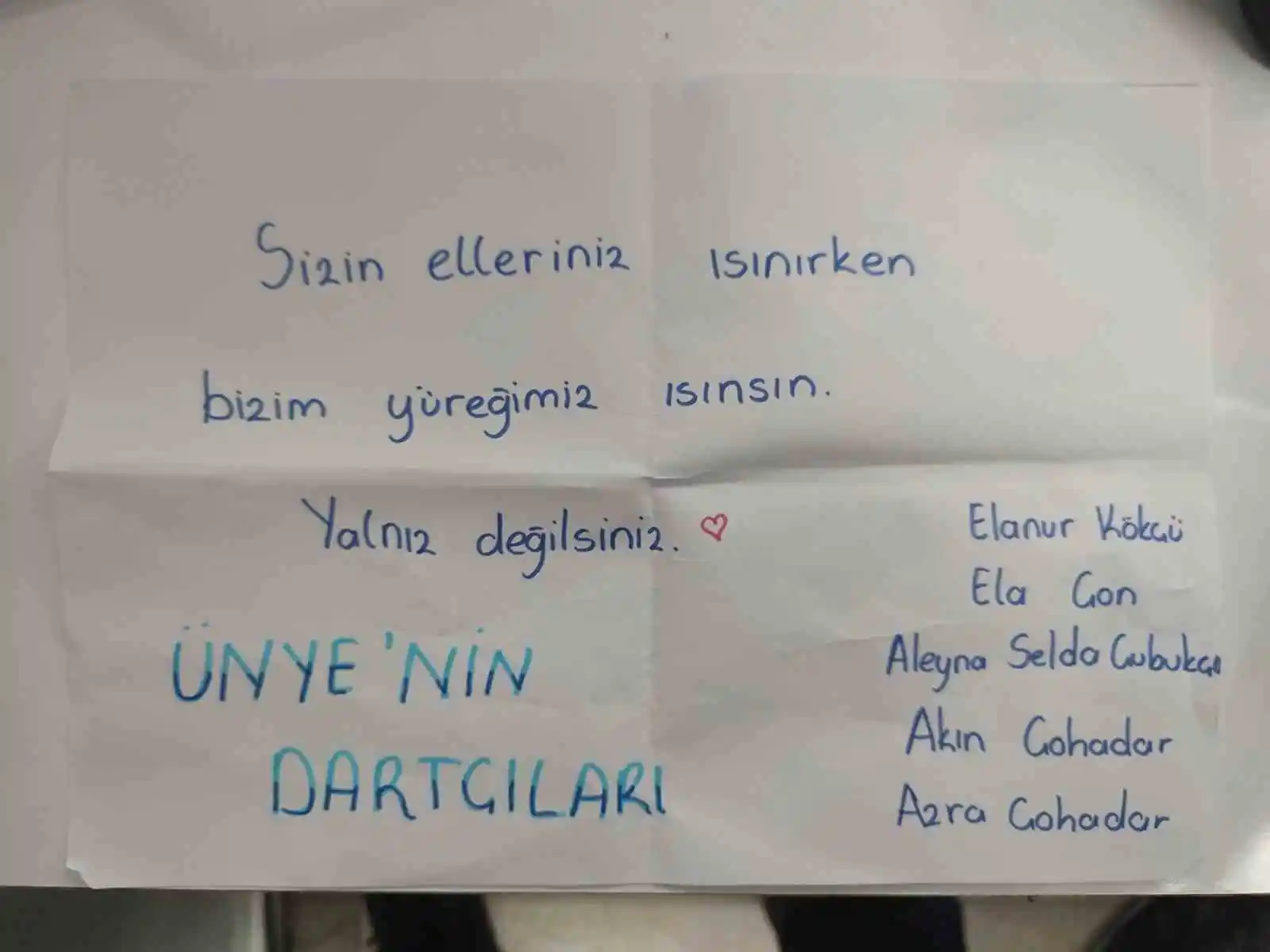 Minik yürekleri depremzedeler için attı: Gönderdikleri notla duygularını paylaştılar
