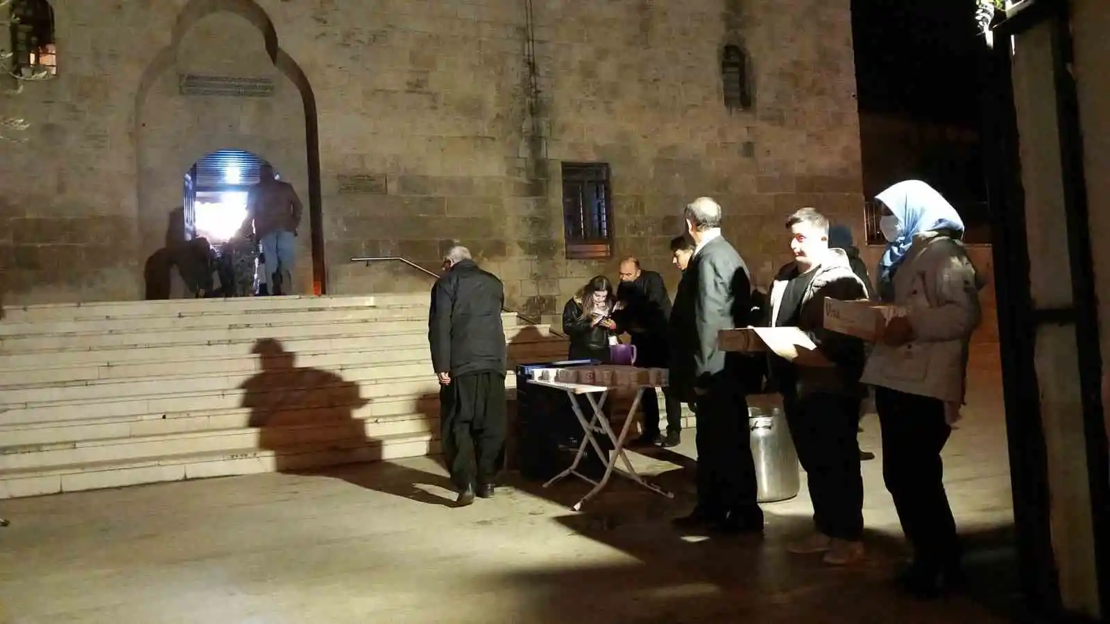 Miraç Kandili’nde vatandaşa kandil simidi dağıtıldı
