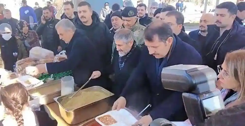 MSB: "11'inci Komando Tugayımız aralıksız sıcak yemek dağıtmayı sürdürüyor"
