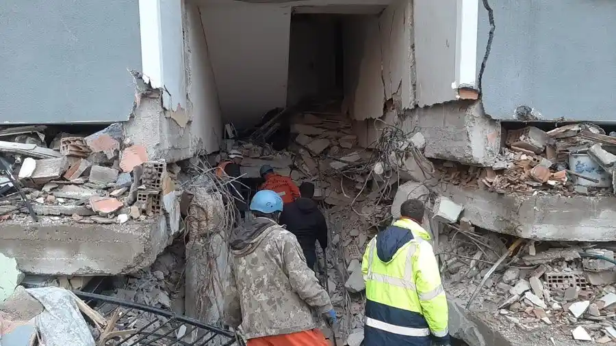 MSB: “5’inci Kolordu İstihkam Alayımızın Doğal Afetler Arama Kurtarma Timi enkazdan bir anne ile çocuklarını kurtardı”