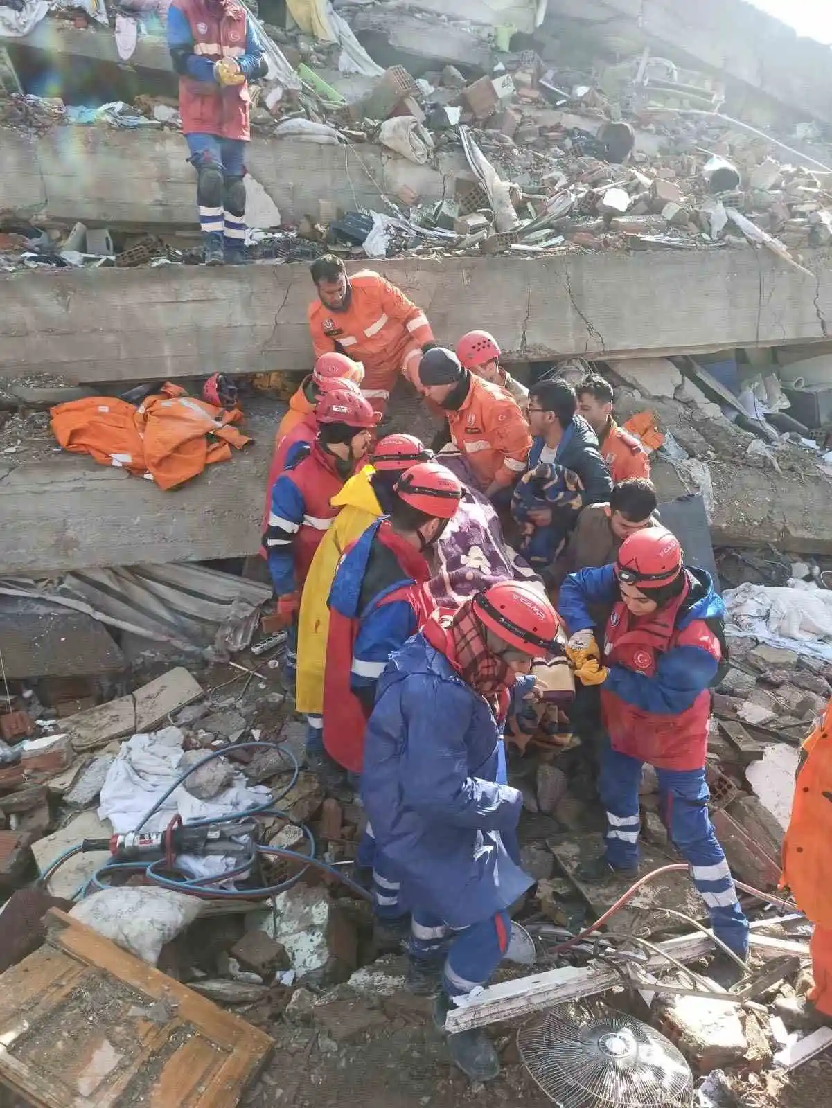 MSB: "Kahramanmaraş'ta görev yapan 'İnsani Yardım Tugayımız' bir gencimizi kurtardı"