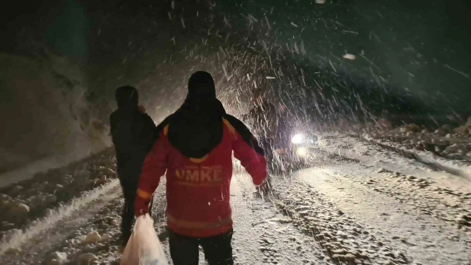Muğla’da kar sebebi ile mahsur kalanlara kumanya dağıtıldı