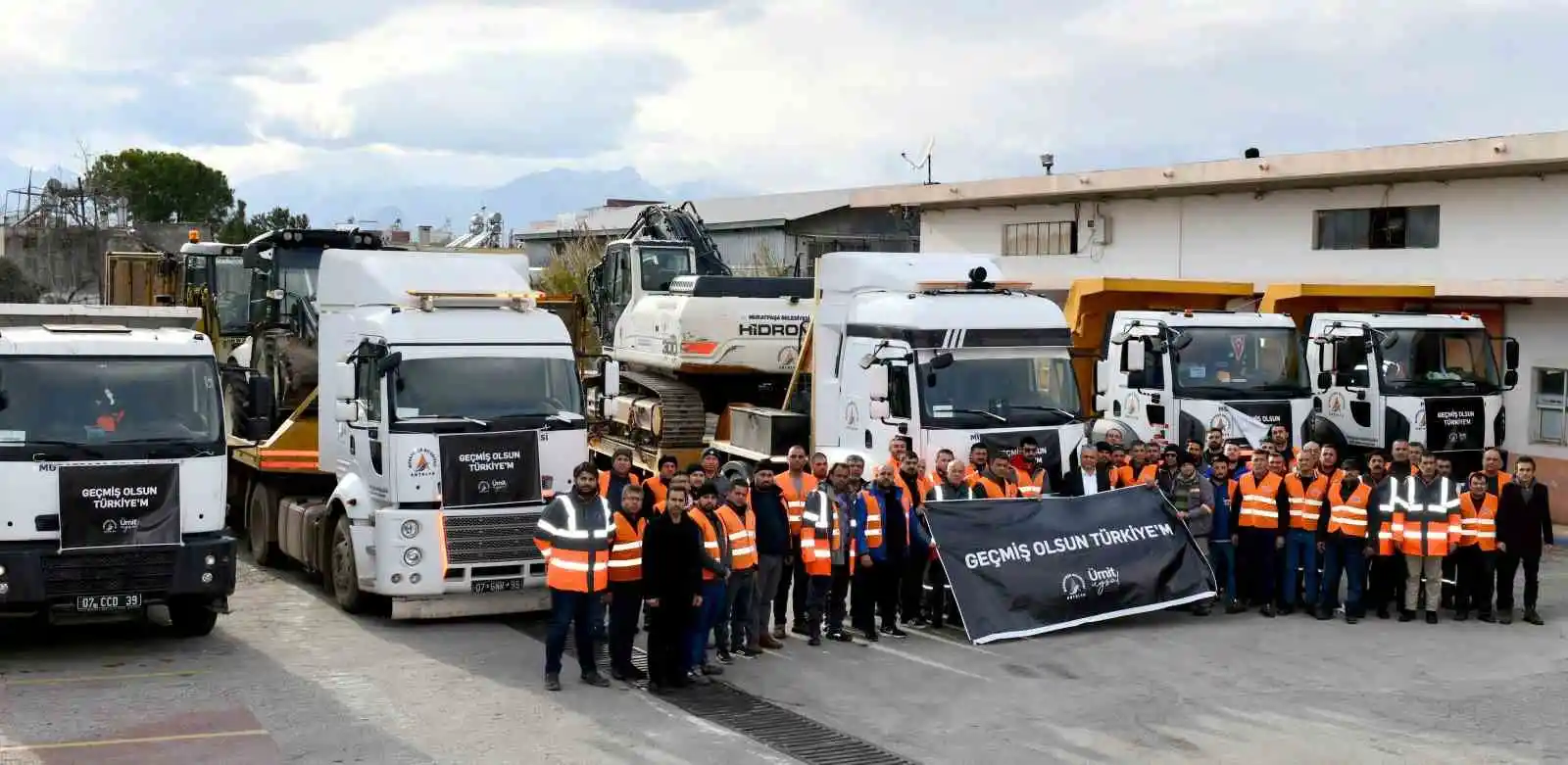 Muratpaşa Belediyesi'nden deprem bölgesine yardım seferberliği