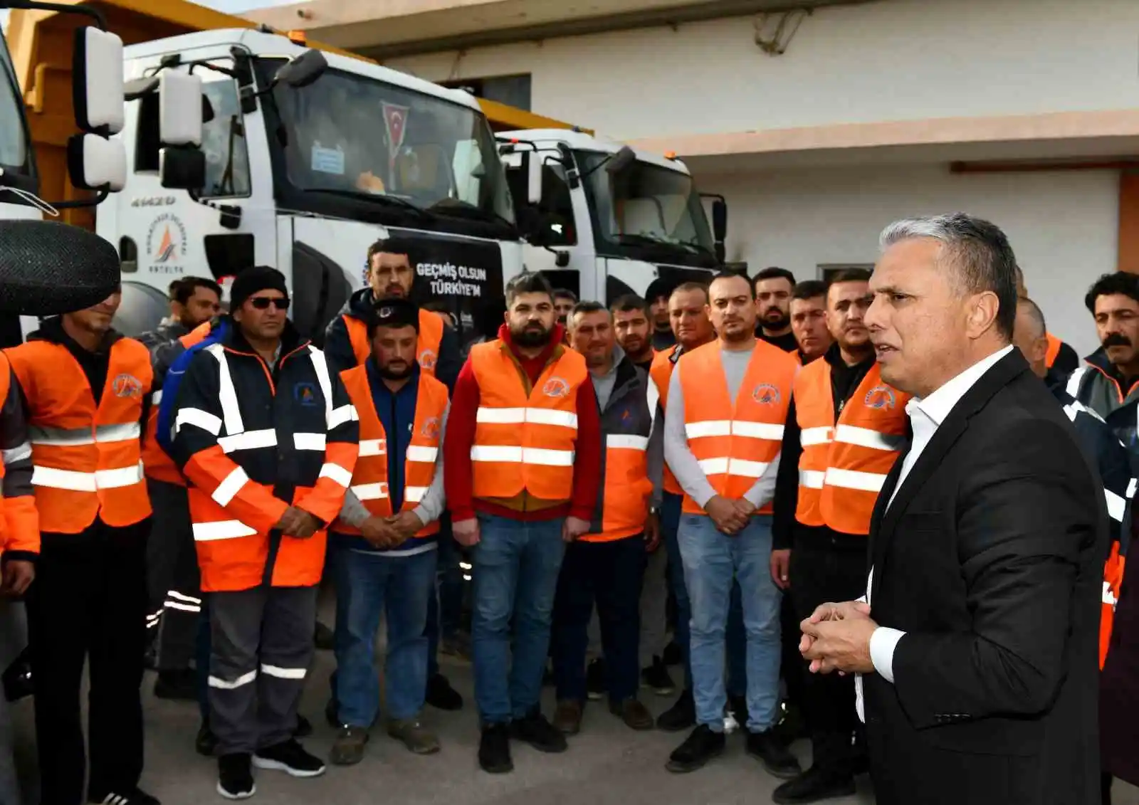 Muratpaşa Belediyesi’nden deprem bölgesine yardım seferberliği