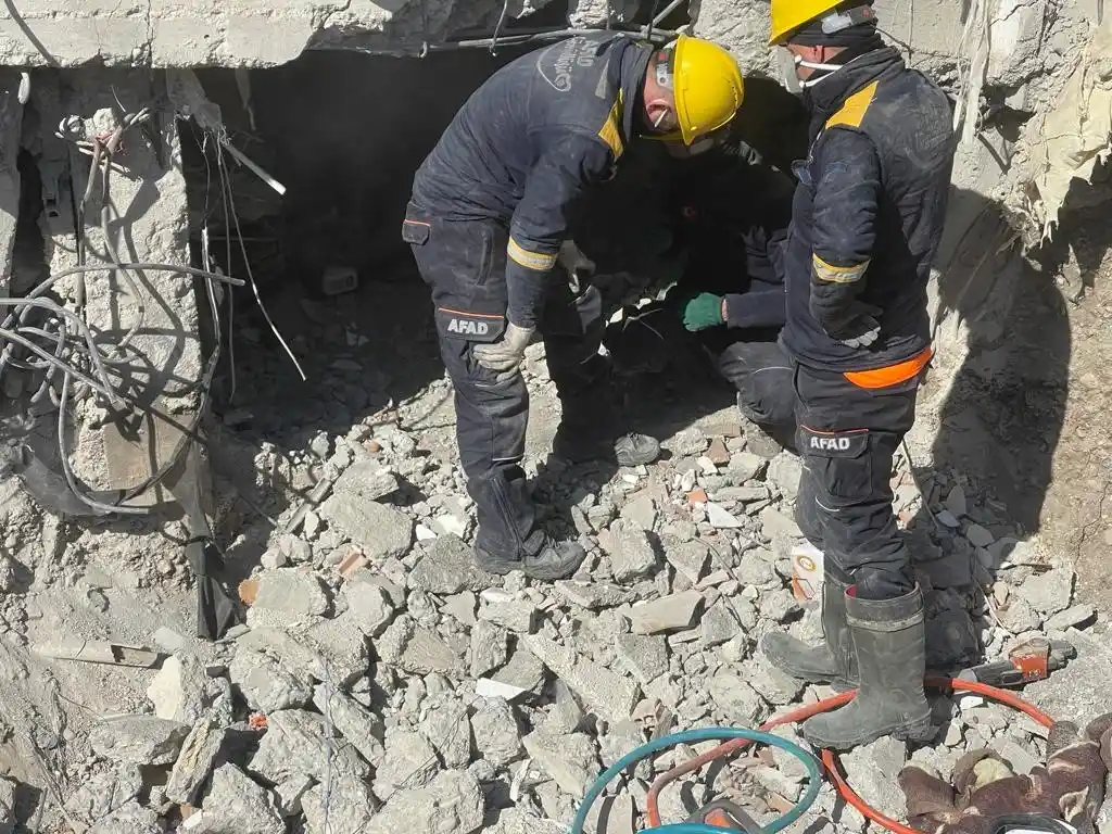 Muş AFAD ekipleri 23 kişiyi enkazdan canlı çıkardı