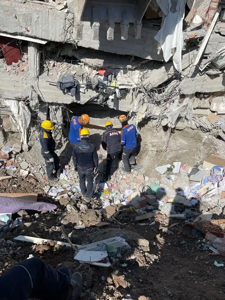 Muş AFAD ekipleri 23 kişiyi enkazdan canlı çıkardı