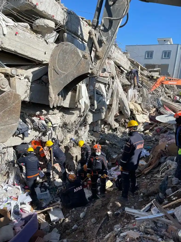 Muş AFAD ekipleri 23 kişiyi enkazdan canlı çıkardı
