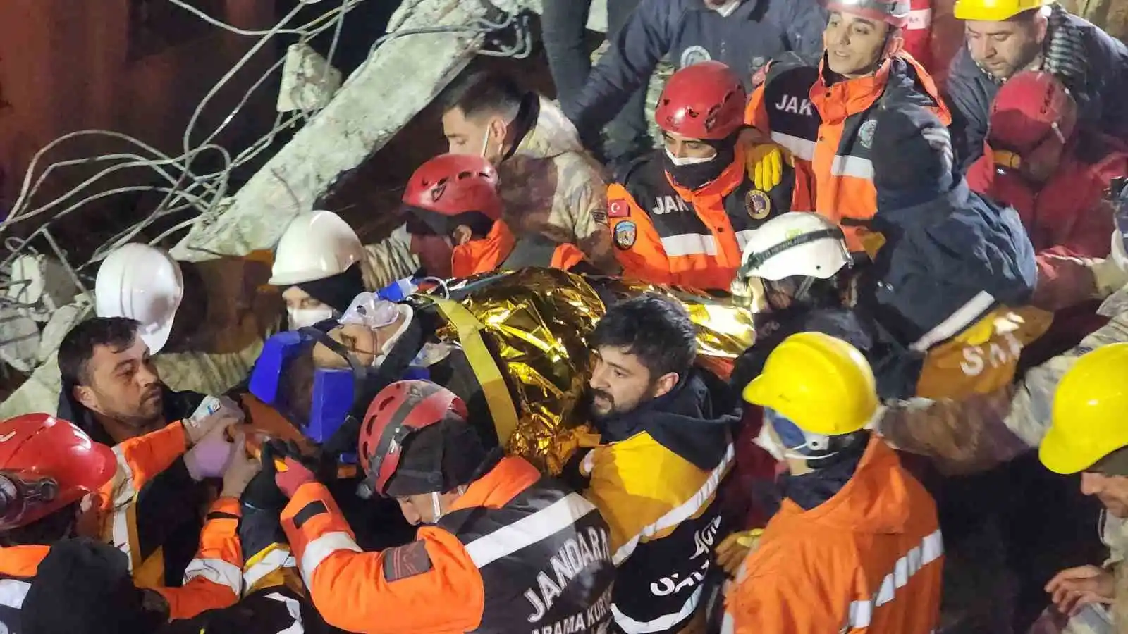 Naime abla asrın felaketinde umudun adı oldu, 165. saatte enkazdan kurtarıldı