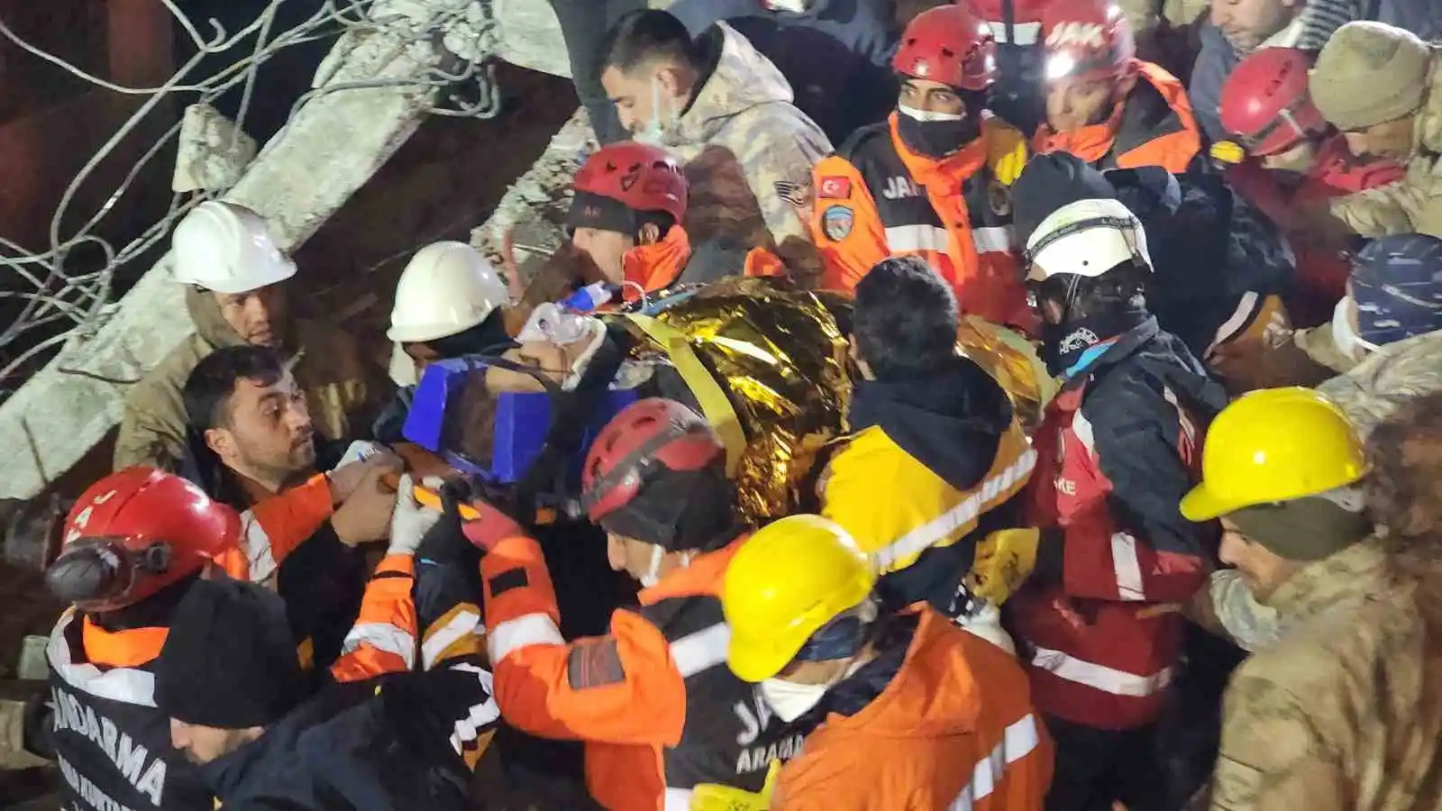 Naime abla asrın felaketinde umudun adı oldu, 165. saatte enkazdan kurtarıldı