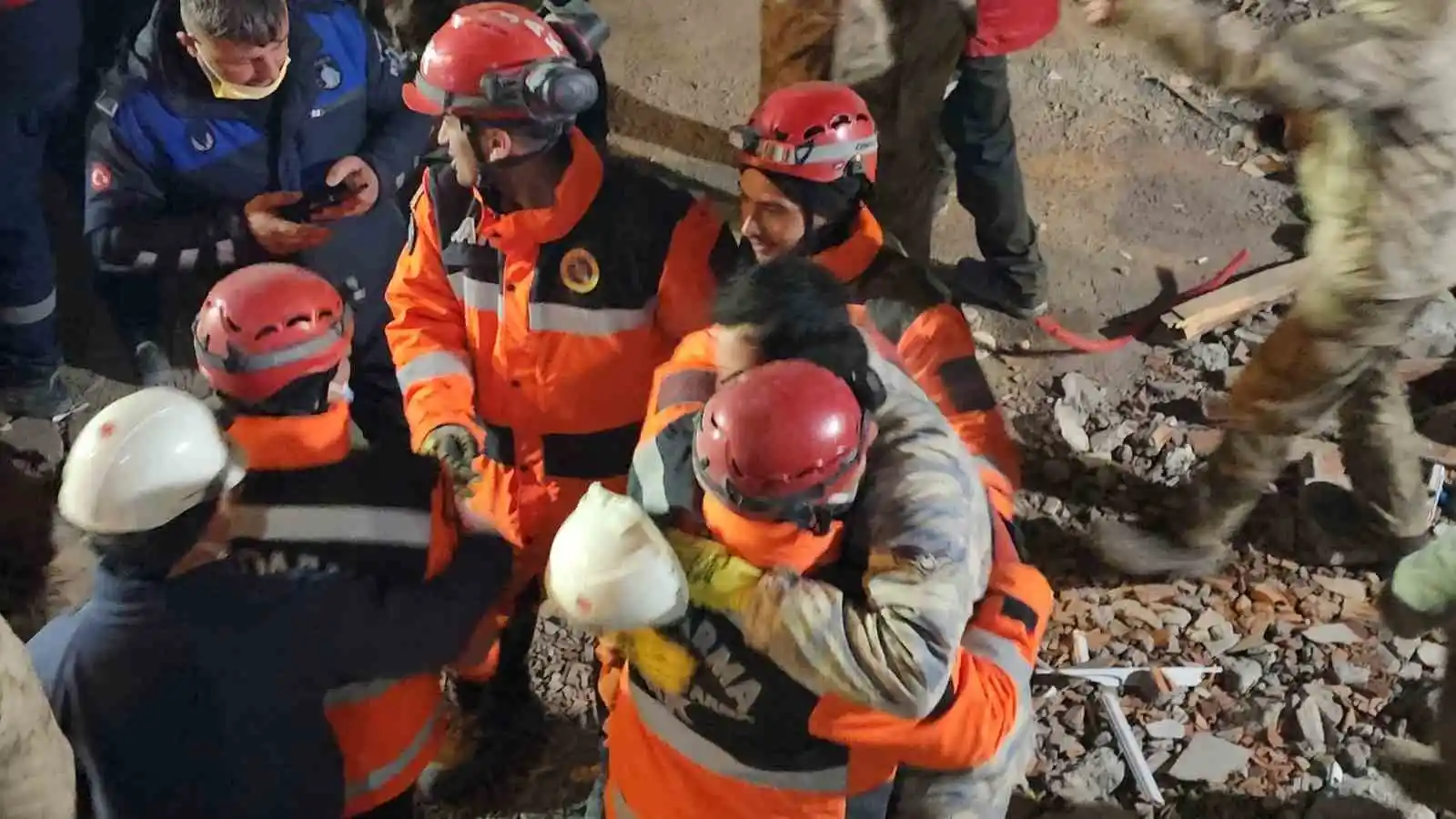 Naime abla asrın felaketinde umudun adı oldu, 165. saatte enkazdan kurtarıldı