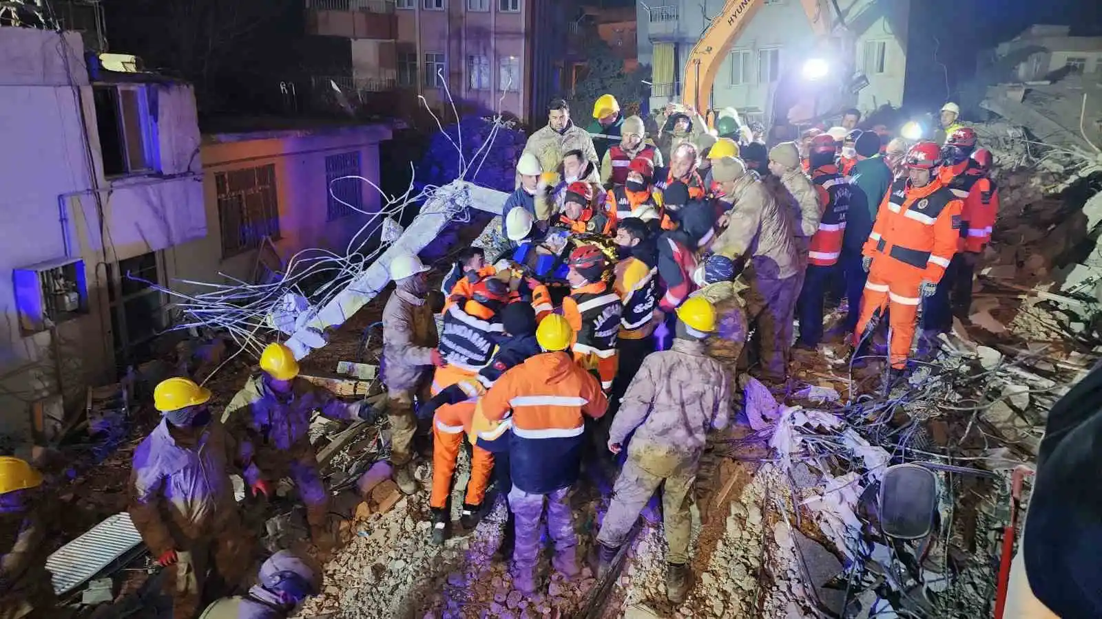 Naime abla asrın felaketinde umudun adı oldu, 165. saatte enkazdan kurtarıldı
