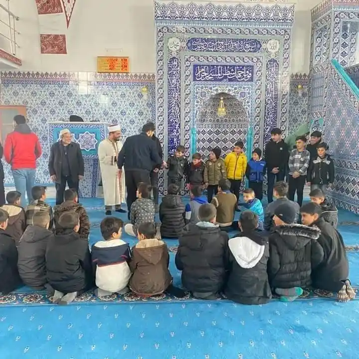 Namaza gelen çocuklara hediye verildi