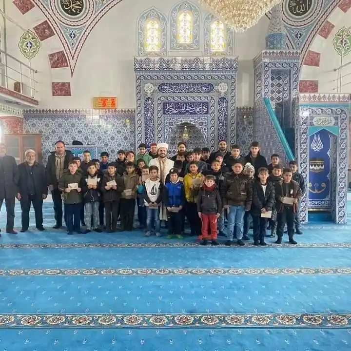 Namaza gelen çocuklara hediye verildi