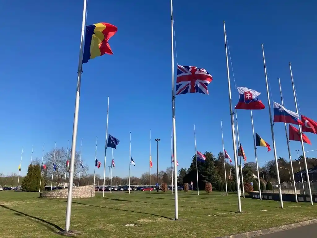 NATO Karargahlarında bayraklar yarıya indirildi