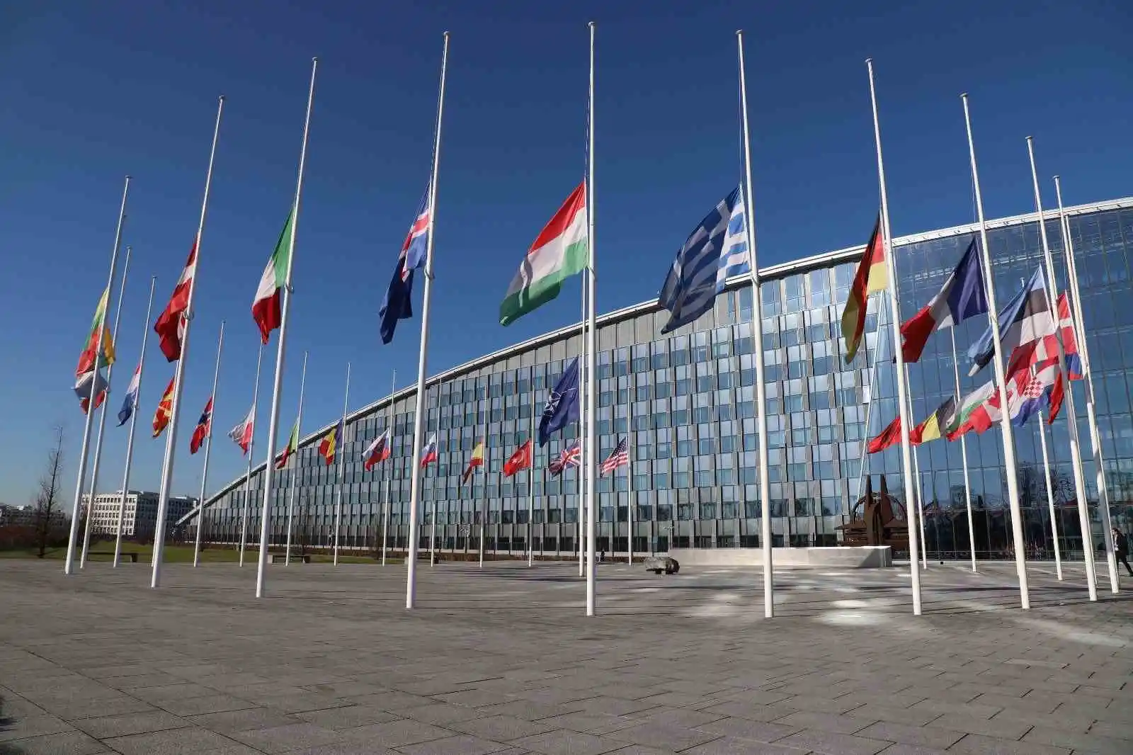 NATO Karargahlarında bayraklar yarıya indirildi