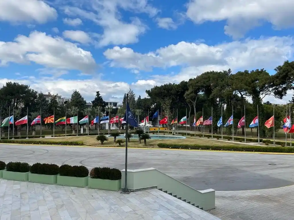 NATO Karargahlarında bayraklar yarıya indirildi
