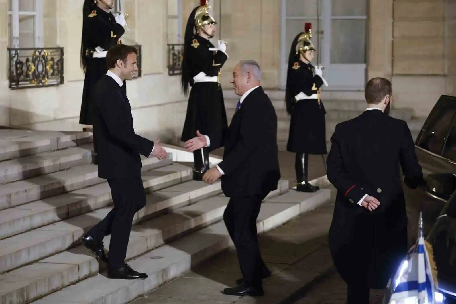 Netanyahu ve Macron, Paris'te bir araya geldi
