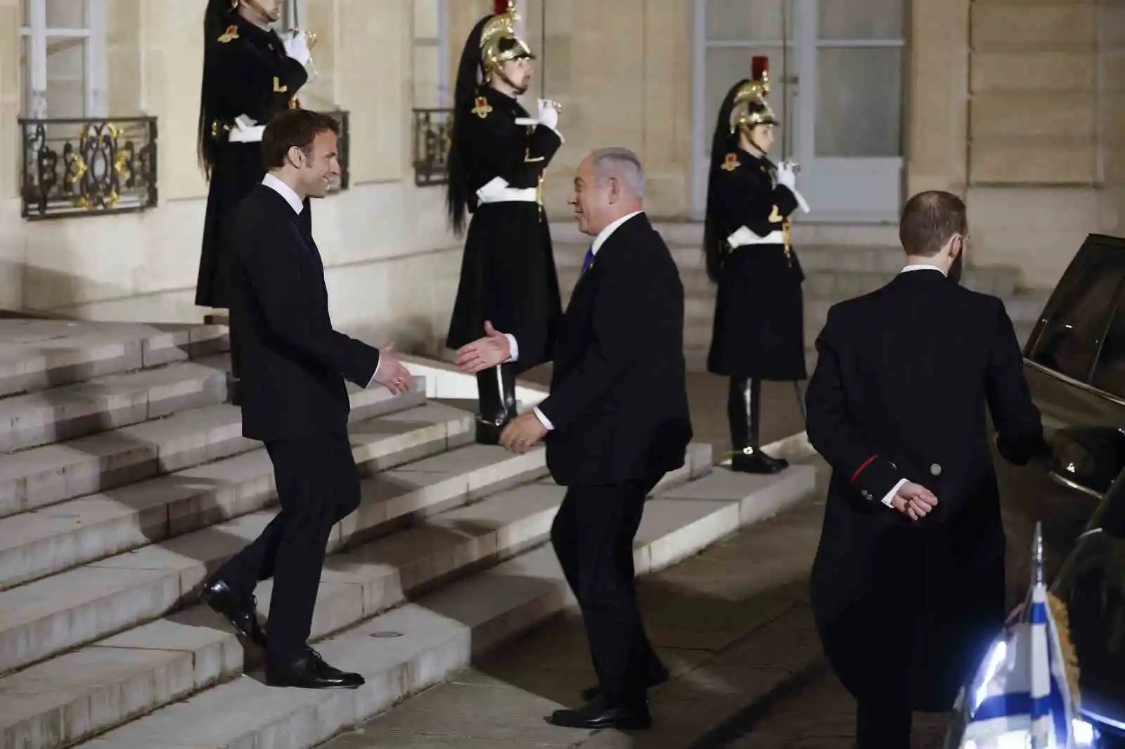 Netanyahu ve Macron, Paris'te bir araya geldi