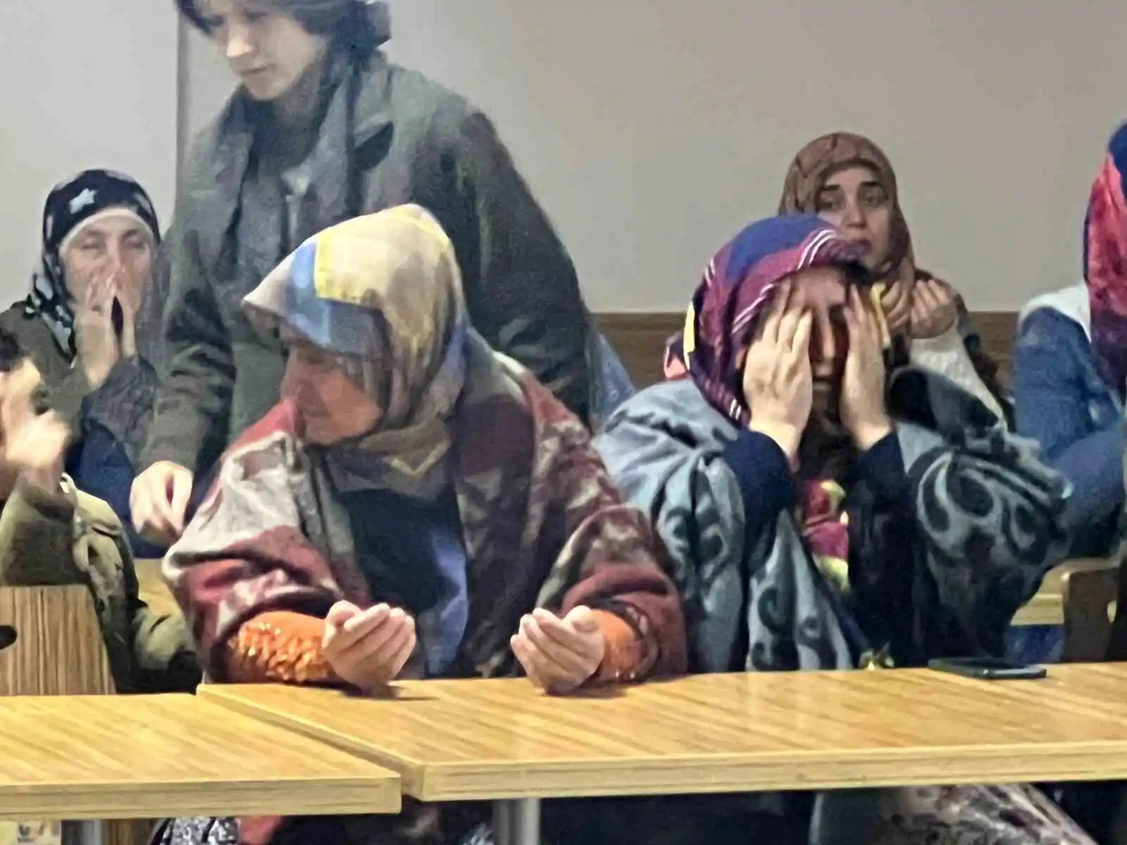 Nevşehir'de depremzedeler kaybettikleri yakınları için dua etti