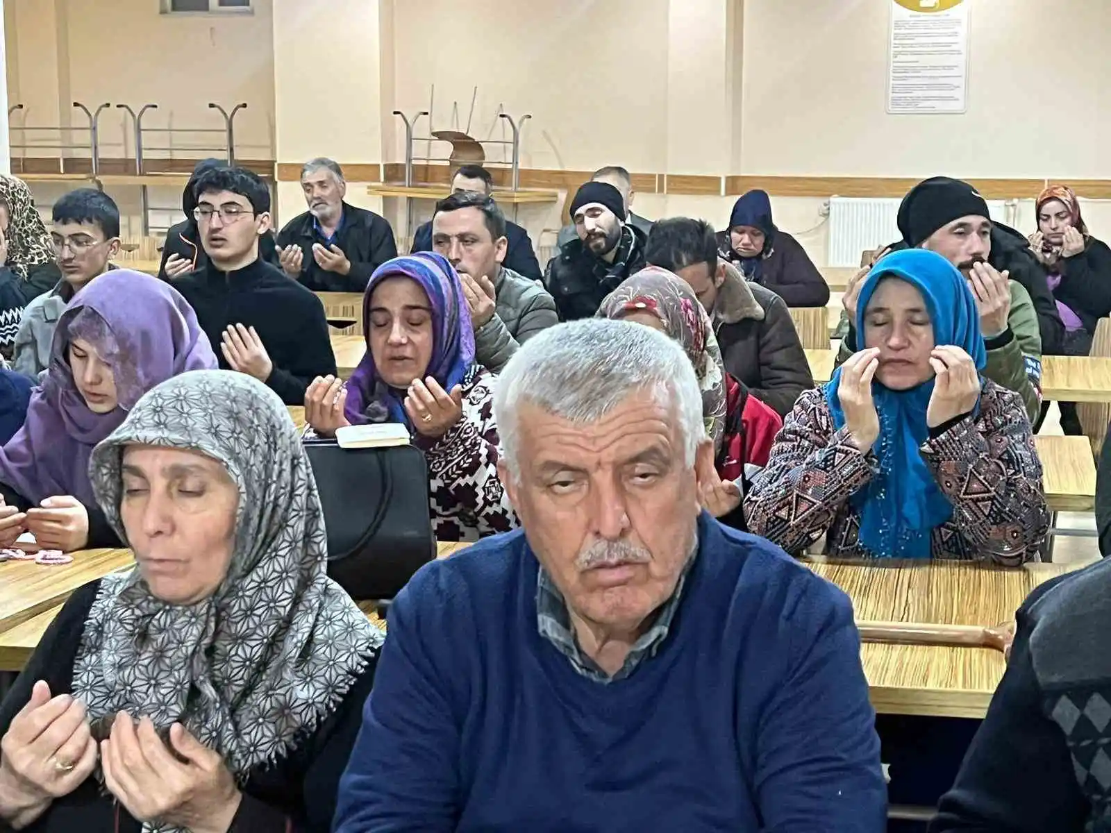 Nevşehir’de depremzedeler kaybettikleri yakınları için dua etti