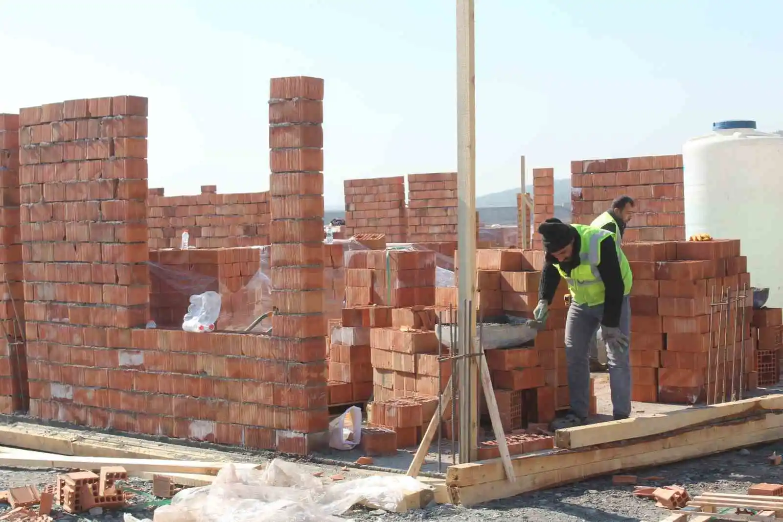Nurdağı’ndaki depremzedeler geçici sıcak yuvalarına ay sonunda kavuşuyor