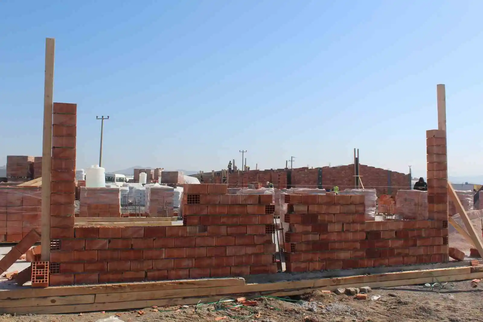 Nurdağı’ndaki depremzedeler geçici sıcak yuvalarına ay sonunda kavuşuyor