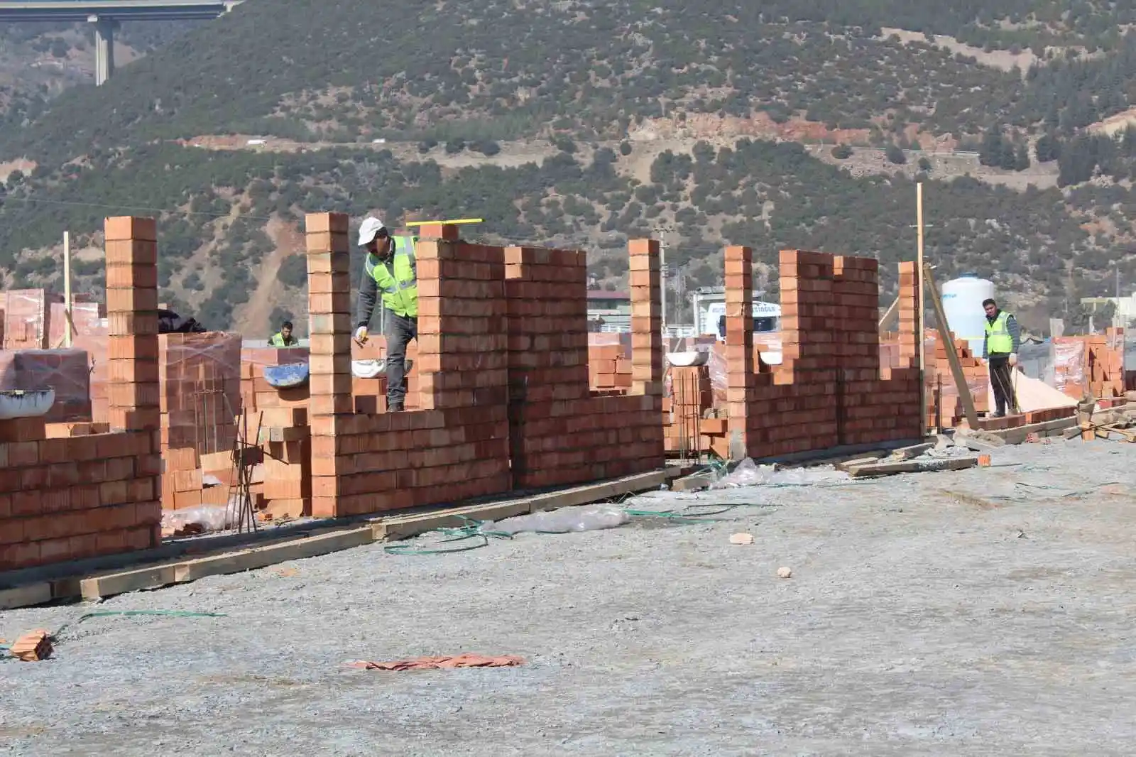 Nurdağı’ndaki depremzedeler geçici sıcak yuvalarına ay sonunda kavuşuyor